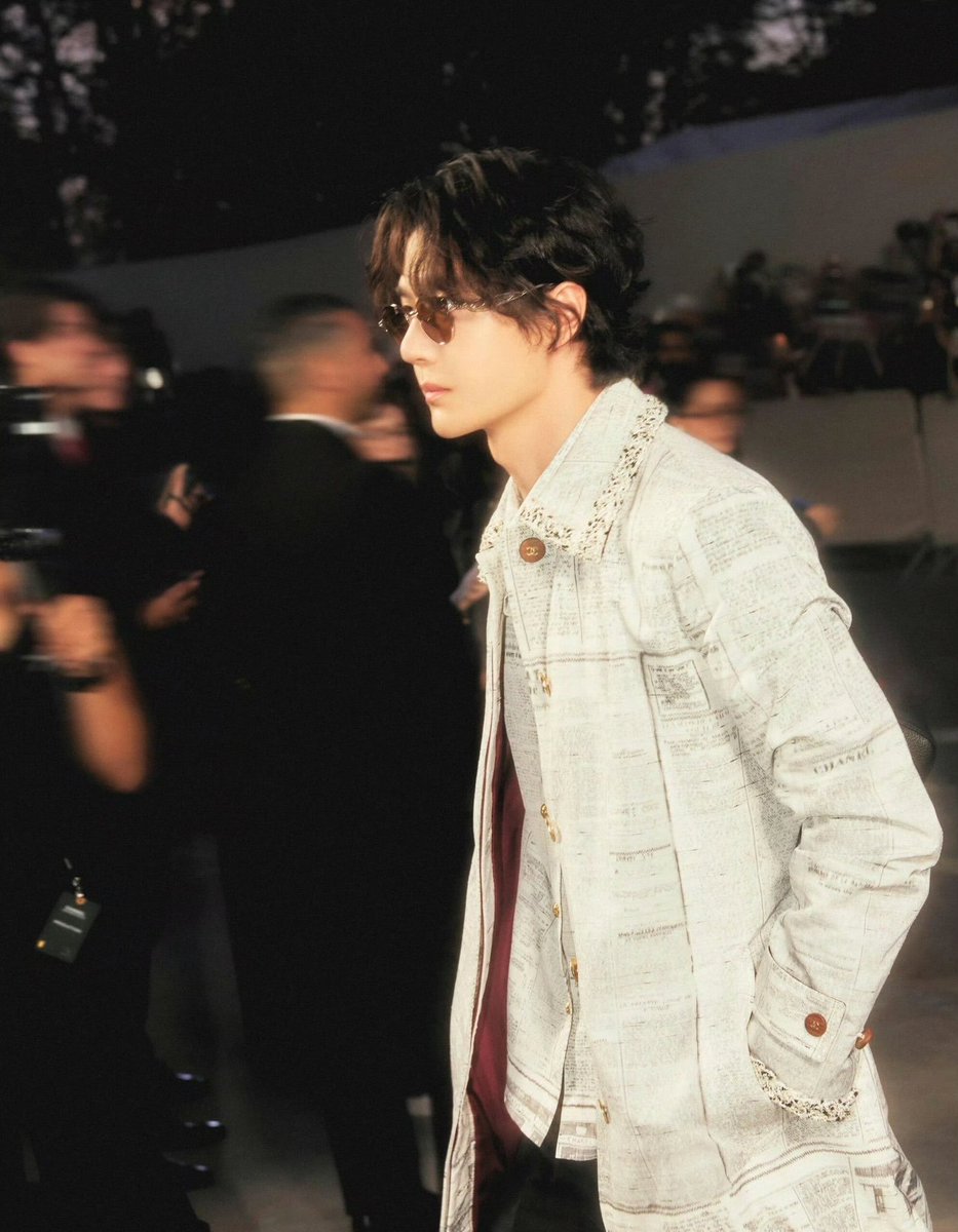 Greenyibo9785's tweet photo. Fashion of king #WangYibo หล่อ หรู เริ่ด แพงมาก

#WangYibo #CHANELShow
#ParisFashionWeek #PFW
#CHANELSpringSummer https://t.co/YKNU1pJm0u