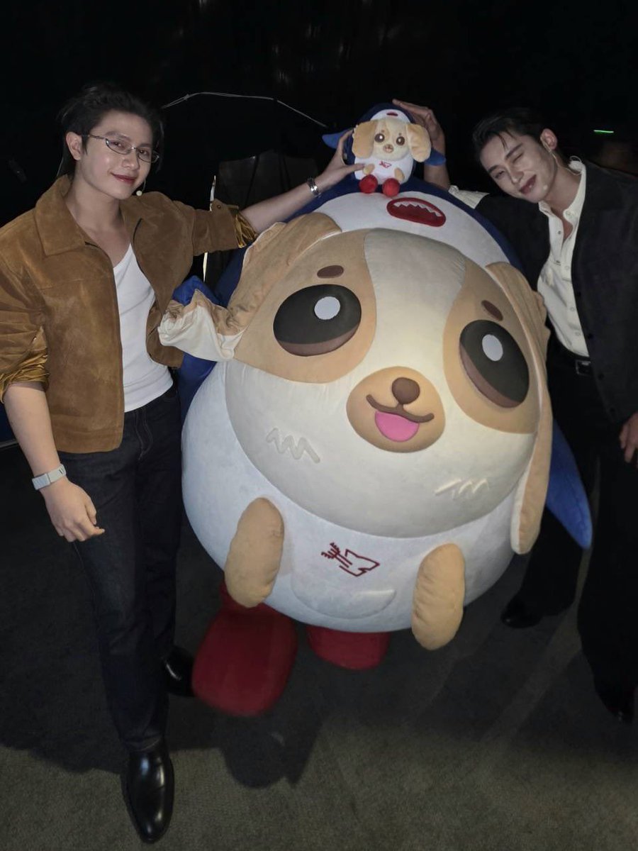 mrystalblu's tweet photo. น่ารักมากเลย 😭😭😭😭 วิลเลี่ยมถือเวสลีย์ไม่ปล่อยเลย ถูกใจอะจิ กมกม :-p

WILLIAMEST WESLEY ON STAGE
#GMMTVLiveHouse https://t.co/LPYddWo4PH