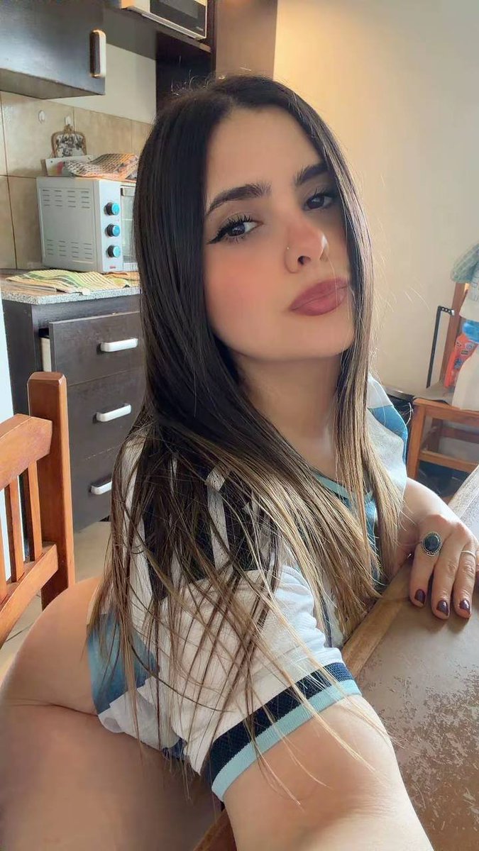 Florchubaby's tweet photo. Buen día, llegó el martes y estoy ansiosa por ver la despedida de Messi 🥺 https://t.co/u6JYaKSwc6