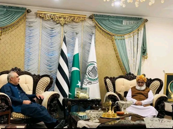 ShahnawazJUI2's tweet photo. اسد قیصر مولانا فضل الرحمٰن کی رہائش گاہ پہنچ گئے۔ ۔۔۔۔۔see more https://t.co/5zYAcFanj1