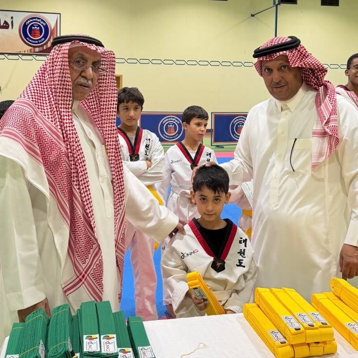 ALWASHM_FC's tweet photo. 📄| بحضور الأستاذ إبراهيم اليوسف [ نائب رئيس مجلس الإدارة السابق ]، إدارة النادي تُكرّم 32 لاعبًا ولاعبة في لعبة التايكوندو. 

#نادي_الوشم | #التايكوندو 🥋 https://t.co/fxKqCtCKVW