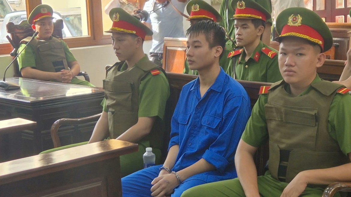 acctrung's tweet photo. Tử hình kẻ sát hại 3 mẹ con ở Đồng Nai.

Nguyễn Đức Anh bị tuyên án tử hình sau khi sát hại 3 mẹ con, khiến người chồng bị thương nặng. https://t.co/Oe8fnwJoww