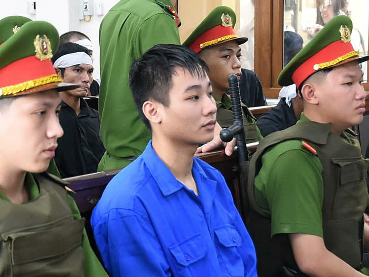 acctrung's tweet photo. Tử hình kẻ sát hại 3 mẹ con ở Đồng Nai.

Nguyễn Đức Anh bị tuyên án tử hình sau khi sát hại 3 mẹ con, khiến người chồng bị thương nặng. https://t.co/Oe8fnwJoww