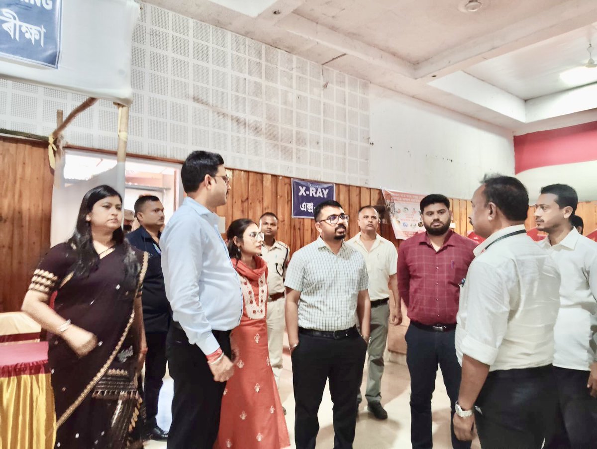 MetroNhm's tweet photo. Shri Swapneel Paul, IAS, the DC, Kamrup(M) visited the health camp held today at Trysem Hall under Dimoria Devt. Block as part of the #SevaSankalpAbhiyan. He reviewed the healthcare services being provided &amp; interacted with beneficiaries as well as with the service providers. https://t.co/GmSDyFBois