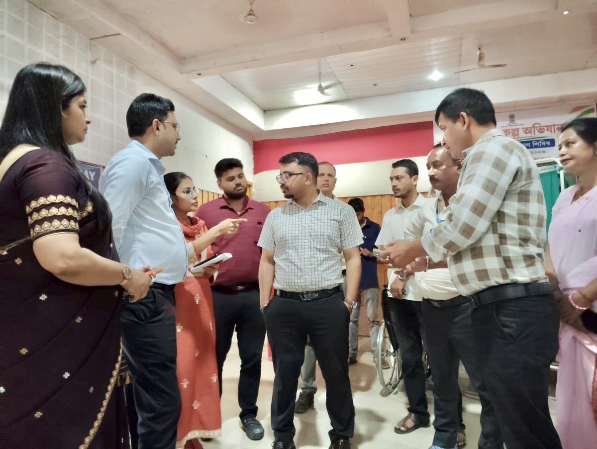 MetroNhm's tweet photo. Shri Swapneel Paul, IAS, the DC, Kamrup(M) visited the health camp held today at Trysem Hall under Dimoria Devt. Block as part of the #SevaSankalpAbhiyan. He reviewed the healthcare services being provided &amp; interacted with beneficiaries as well as with the service providers. https://t.co/GmSDyFBois