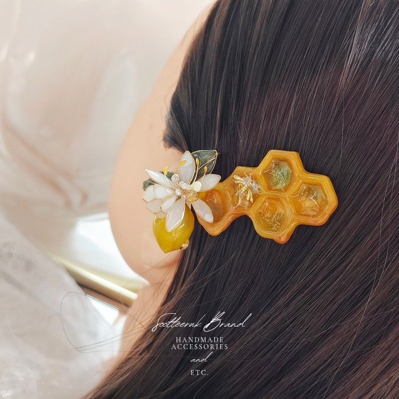 SootteerukB's tweet photo. NO.47 กิ๊บติดผม Honey Lemon
รายละเอียด : กิ๊บปากเป็ด
ขนาด : 6.5 cm 
Material : Wire UV resin / 14K gold plated
#HandmadeAccessories

ราคา 850.- บาท ส่งฟรี 
💳 บัตรเครดิต *ชาร์จ 2%+VAT*
สนใจเมนชั่น "จอง/จ/CF/F" มาได้เลยนะคะ https://t.co/a4nS8dQYaq