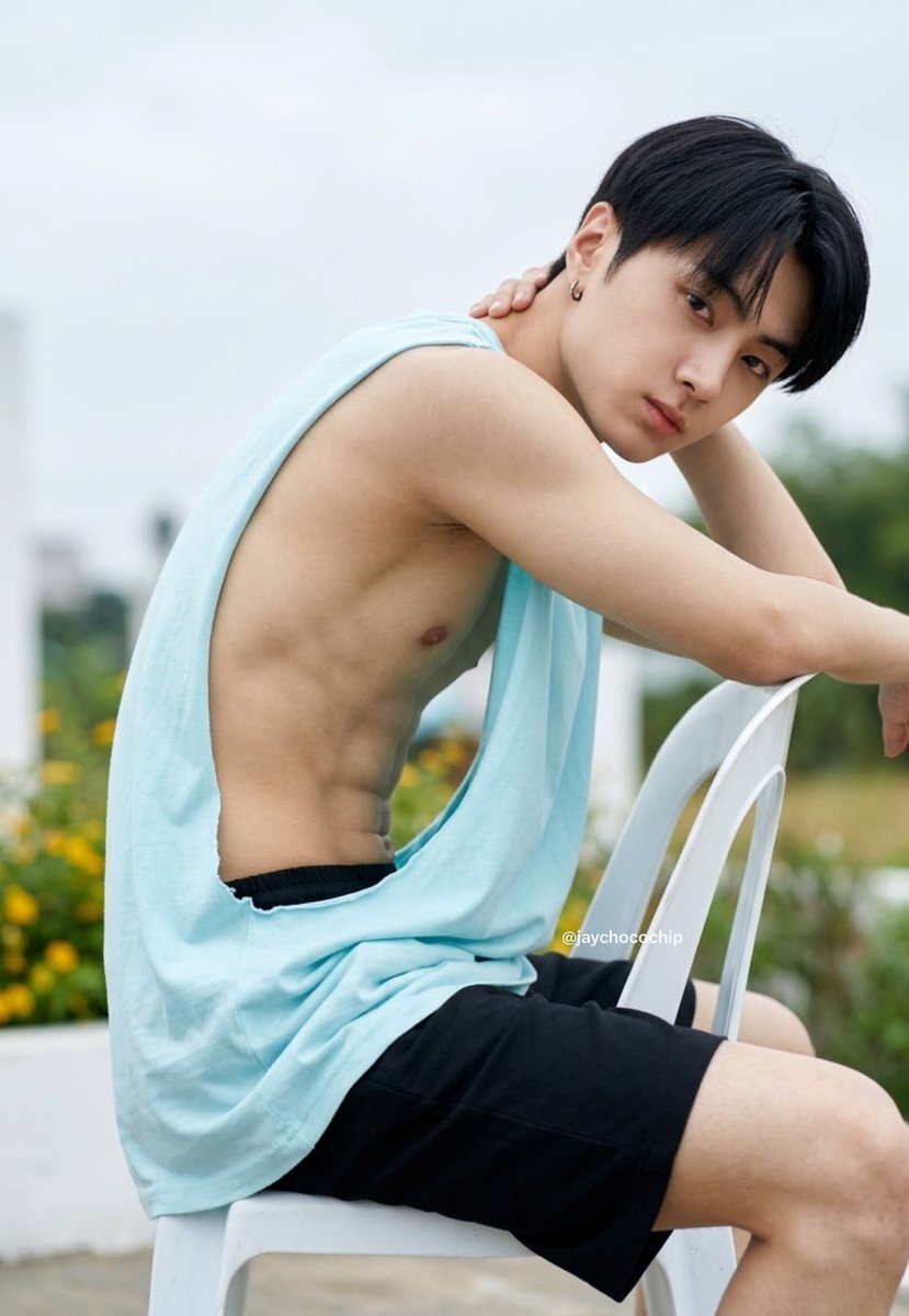 jaychocochip's tweet photo. useless top 🤤 i wish he wore these type of sleeveless irl! i mean look at that! https://t.co/sPdscUl2Bg