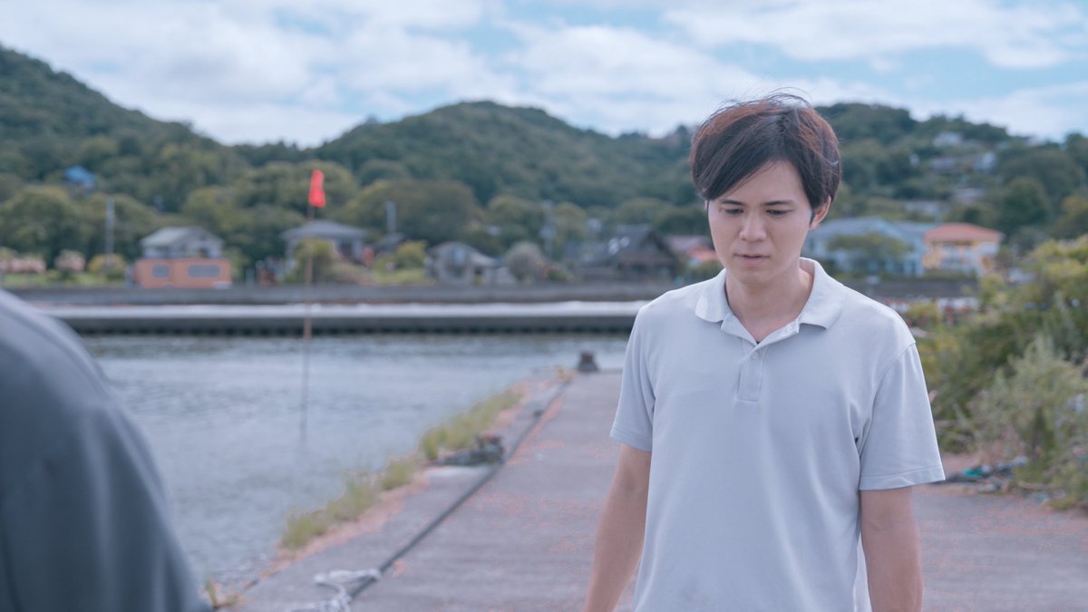meguruyoshiwara's tweet photo. 上映作品19作品を発表
◇瓶の中の午後 / 市来 大祐 監督
（17分49秒）
【あらすじ】
故郷の喫茶店で、直人は一通のボトルメールを目にする。それをきっかけに蘇る、忘れたかった「あの日」の記憶。懐かしい景色、友人や家族、そして初恋。大人になった今だからこそ見えてくる、青春の記憶をめぐる物語 https://t.co/vD6ZYg6TAW