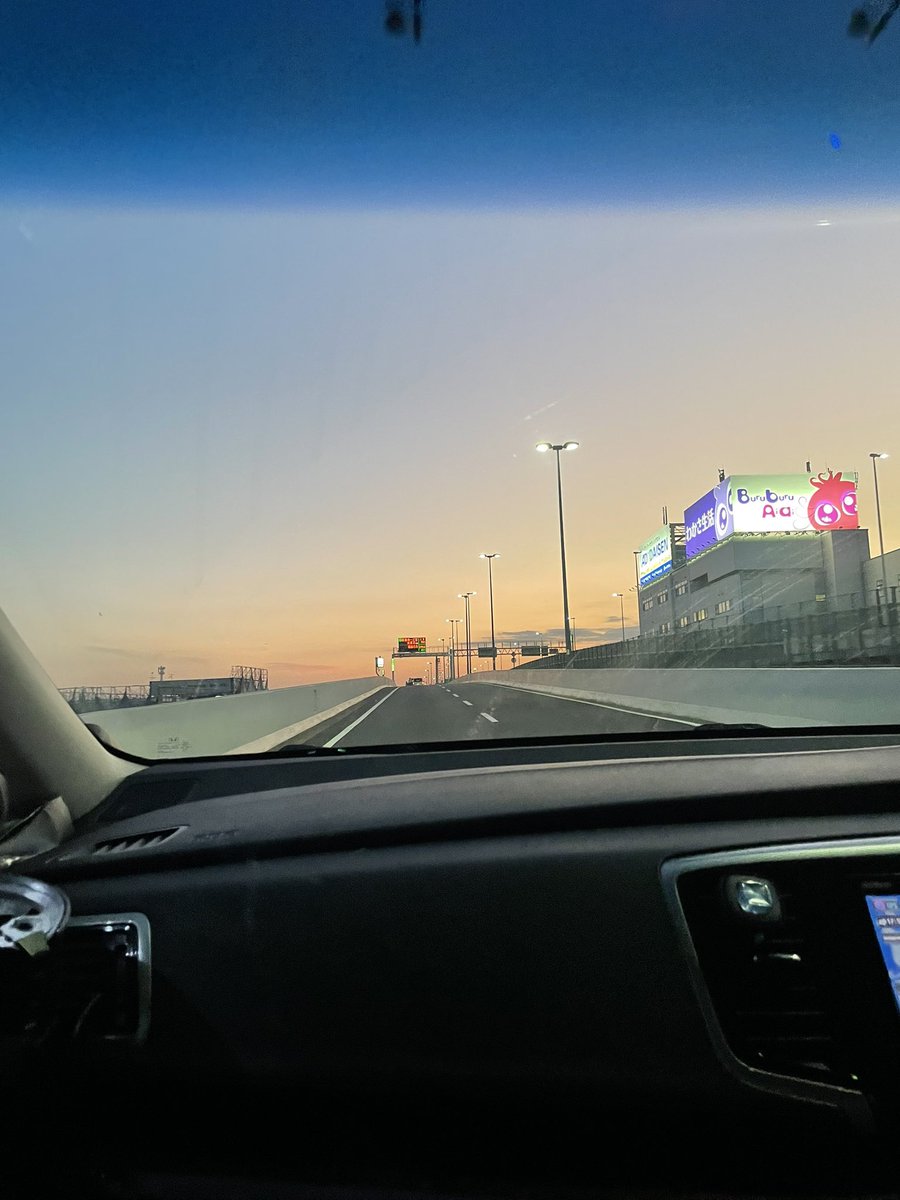 z325m's tweet photo. 私のツイートにいいねしてくれる方達は恐らく私と同じくらい性格が悪いので綺麗な空を投下_____ https://t.co/8K1i8lj7QW
