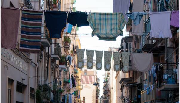 positanonews's tweet photo. #Cronaca #cliché #decoro #pannistesi Bufera tra Napoli e Thizy-les-Bourgs per i panni stesi: la replica del Comune www.positanonews.it/2026/10/napoli-thizy-les-bourgs-panni-stesi-replica-assessore-puca/3859648/ https://t.co/bhjUAa5ZRP