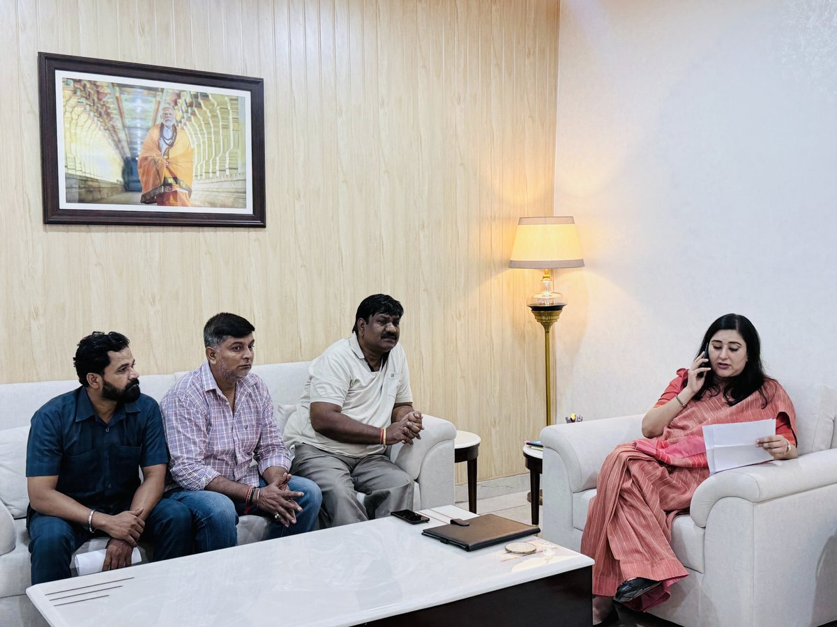 BansuriSwaraj's tweet photo. आज अपने कार्यालय में नई दिल्ली लोकसभा क्षेत्र के विभिन्न क्षेत्रों से आए निवासियों से मुलाक़ात कर उनसे संवाद किया। इस दौरान उनके द्वारा साझा की गई स्थानीय समस्याओं, नागरिक सुविधाओं से जुड़े विषयों और क्षेत्र के विकास संबंधी सुझावों को ध्यानपूर्वक सुना एवं उचित कारवाई हेतु संबंधित विभाग को निर्देशित किया ।

#JantaMilan