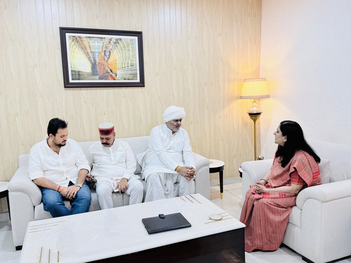 BansuriSwaraj's tweet photo. आज अपने कार्यालय में नई दिल्ली लोकसभा क्षेत्र के विभिन्न क्षेत्रों से आए निवासियों से मुलाक़ात कर उनसे संवाद किया। इस दौरान उनके द्वारा साझा की गई स्थानीय समस्याओं, नागरिक सुविधाओं से जुड़े विषयों और क्षेत्र के विकास संबंधी सुझावों को ध्यानपूर्वक सुना एवं उचित कारवाई हेतु संबंधित विभाग को निर्देशित किया ।

#JantaMilan