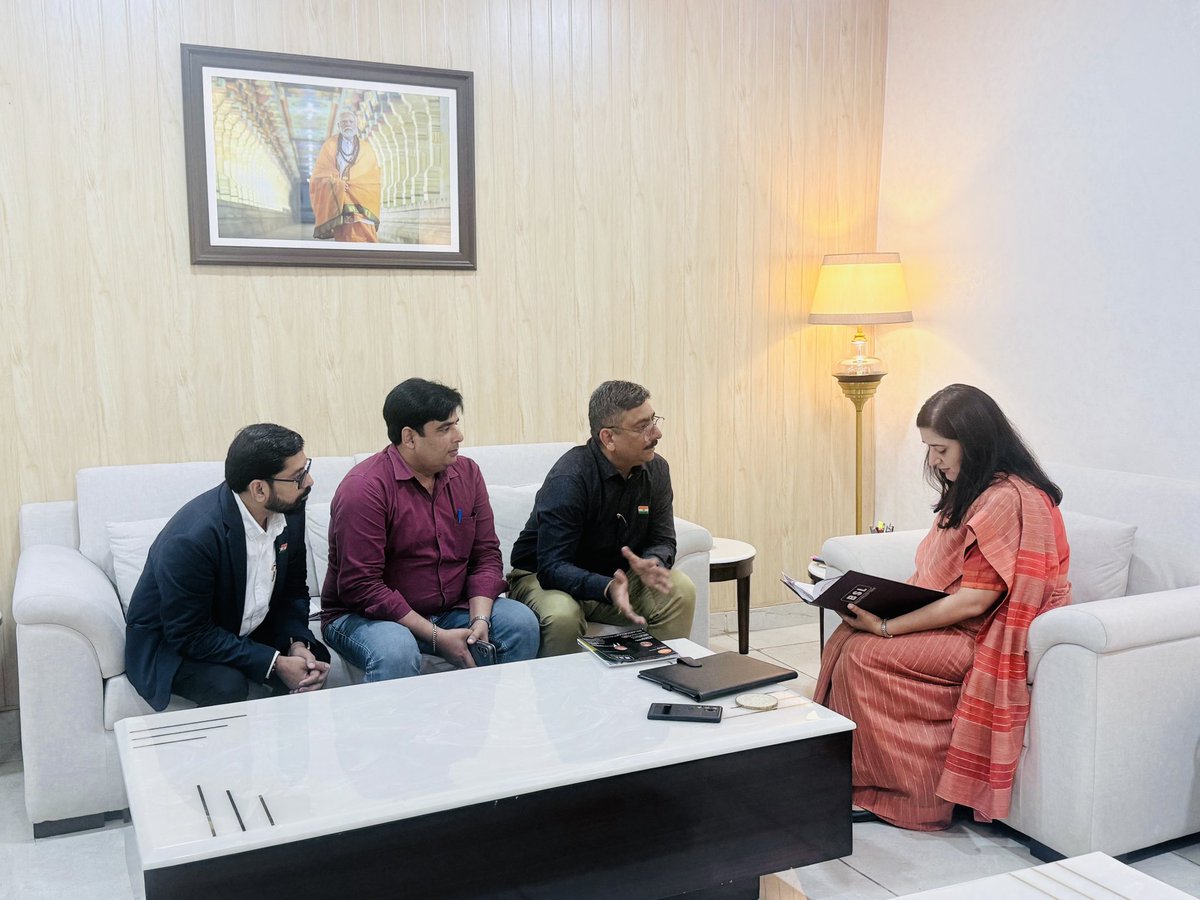 BansuriSwaraj's tweet photo. आज अपने कार्यालय में नई दिल्ली लोकसभा क्षेत्र के विभिन्न क्षेत्रों से आए निवासियों से मुलाक़ात कर उनसे संवाद किया। इस दौरान उनके द्वारा साझा की गई स्थानीय समस्याओं, नागरिक सुविधाओं से जुड़े विषयों और क्षेत्र के विकास संबंधी सुझावों को ध्यानपूर्वक सुना एवं उचित कारवाई हेतु संबंधित विभाग को निर्देशित किया ।

#JantaMilan