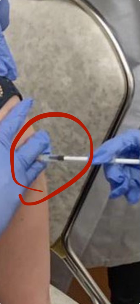isfjcutebear's tweet photo. Remember the time when Takaichi faked her covid shot?

The cap was still on

Why did she recommend the vaccine despite not getting it herself? https://t.co/0JAXI3rTiZ
