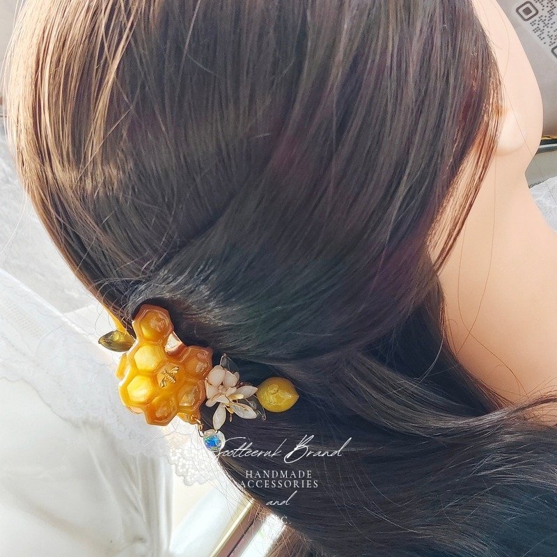 SootteerukB's tweet photo. NO.48 กิ๊บหนีบผม Honey Lemon
รายละเอียด : แนะนำใช้สำหรับรวบครึ่งศีรษะ
ขนาด : 5.5 cm 
Material : Wire UV resin
#HandmadeAccessories

ราคา 990.- บาท ส่งฟรี 
💳 บัตรเครดิต *ชาร์จ 2%+VAT*
สนใจเมนชั่น "จอง/จ/CF/F" มาได้เลยนะคะ https://t.co/3unbcgnNta