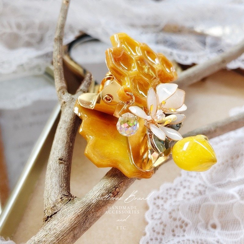 SootteerukB's tweet photo. NO.48 กิ๊บหนีบผม Honey Lemon
รายละเอียด : แนะนำใช้สำหรับรวบครึ่งศีรษะ
ขนาด : 5.5 cm 
Material : Wire UV resin
#HandmadeAccessories

ราคา 990.- บาท ส่งฟรี 
💳 บัตรเครดิต *ชาร์จ 2%+VAT*
สนใจเมนชั่น "จอง/จ/CF/F" มาได้เลยนะคะ https://t.co/3unbcgnNta
