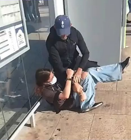 PoliceNat57's tweet photo. L'adolescente, dont l'interpellation par un policier a été filmée à Metz a réfuté, devant IGPN tout acte de violence et toute agression sexuelle. Son représentant légal n'a pas porté plainte. Le fonctionnaire concerné a, de son côté, déposé plainte pour diffamation. https://t.co/6bMjq2POwG