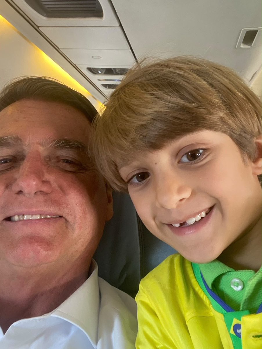 soudanimarques's tweet photo. Foram anos de trabalho ao lado do @jairmessiasbolsonaro. No Ministério da Economia e na Caixa, enfrentamos crises, pandemia e muita pressão. Vi de perto sua confiança no time e a coragem de seguir em frente nos momentos mais difíceis.

Hoje, quero agradecer também pelo legado. Foi esse trabalho que ajudou a construir as bases para chegarmos até aqui e para que o @flaviobolsonaro tivesse um primeiro turno tão decisivo.

Uma história não começa do zero. Ela se constrói sobre valores, escolhas e trabalho.

Obrigada, presidente. O legado permanece. E o trabalho continua. 🇧🇷