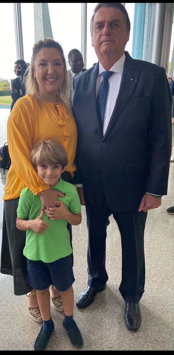soudanimarques's tweet photo. Foram anos de trabalho ao lado do @jairmessiasbolsonaro. No Ministério da Economia e na Caixa, enfrentamos crises, pandemia e muita pressão. Vi de perto sua confiança no time e a coragem de seguir em frente nos momentos mais difíceis.

Hoje, quero agradecer também pelo legado. Foi esse trabalho que ajudou a construir as bases para chegarmos até aqui e para que o @flaviobolsonaro tivesse um primeiro turno tão decisivo.

Uma história não começa do zero. Ela se constrói sobre valores, escolhas e trabalho.

Obrigada, presidente. O legado permanece. E o trabalho continua. 🇧🇷
