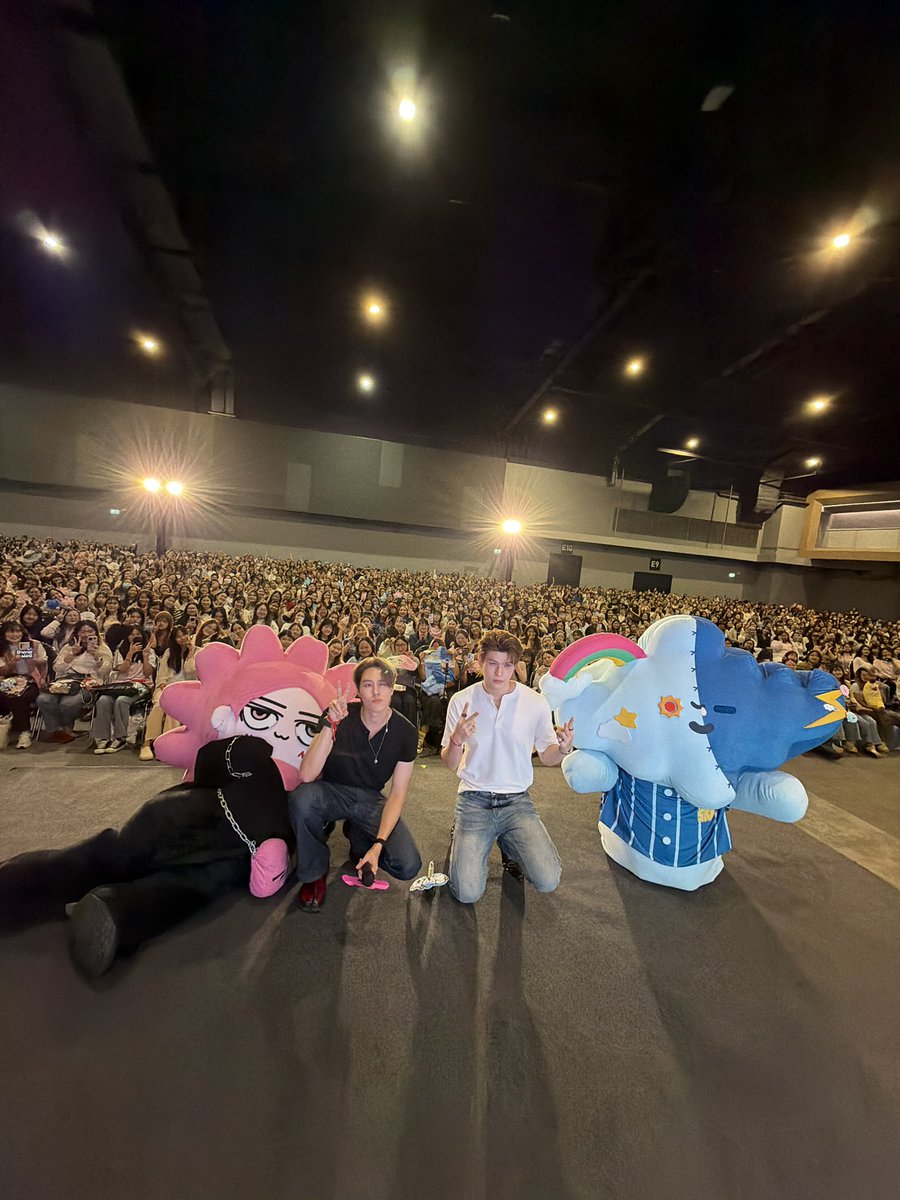 neona_GMMTV's tweet photo. นีน่านีน่าดีจายยยที่ด้ายเจอทู้กกคน รักกที่สู้ดดเลยฮ๊าฟฟฟ 🩷🩵
#GMMTVFANIVAL2026HappyFamilyxSN
#GMMTVFANIVAL2026HappyFamily
#NEONA https://t.co/3x8hu05GQA