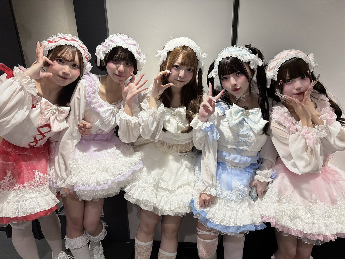 cosmelty_'s tweet photo. 今日はデビューライブありがとうございました🎶✨

平日でしたがお越し下さりありがとうございました！最高のスタートを迎えられたと思います†❤︎これからも精一杯頑張るので応援よろしくお願いします！(ᴖ ̫ᴖ  )♪ https://t.co/JzjVIdd79D