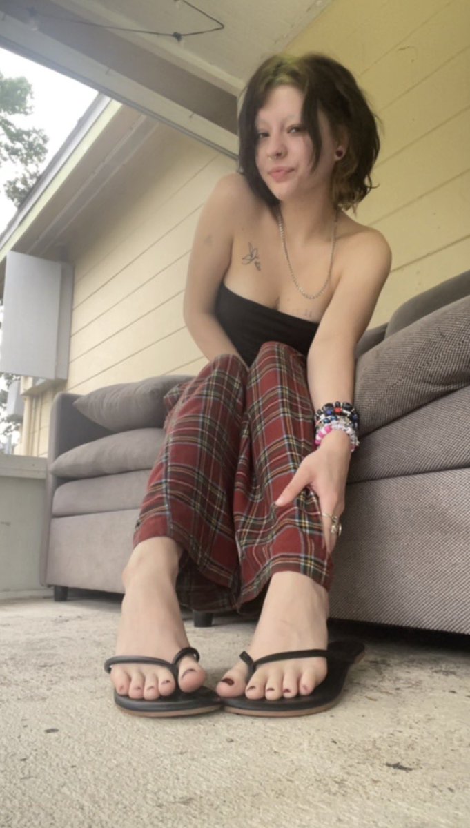 kitttysoless's tweet photo. never too early for feet https://t.co/KYxSCDA29N