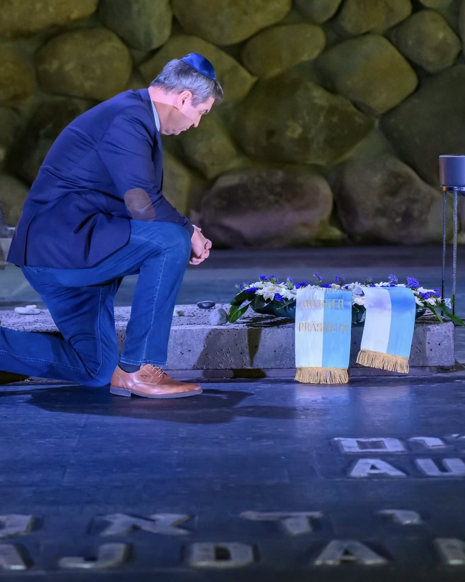 Markus_Soeder's tweet photo. Heute vor drei Jahren hat die Hamas Israel überfallen. Rund 1.200 Menschen wurden ermordet, über 250 verschleppt. Wir gedenken der Opfer und stehen an der Seite ihrer Familien.

Der 7. Oktober bleibt ein Mahnmal dafür, wohin Antisemitismus und Israel-Hass führen. Das Existenzrecht Israels ist nicht verhandelbar. Hass gegen Jüdinnen und Juden dulden wir nicht – nirgendwo in unserem Land.

Für uns ist klar: Wir sind und bleiben Schutzgarant jüdischen Lebens in Deutschland. 🇩🇪 🇮🇱 #7Oktober