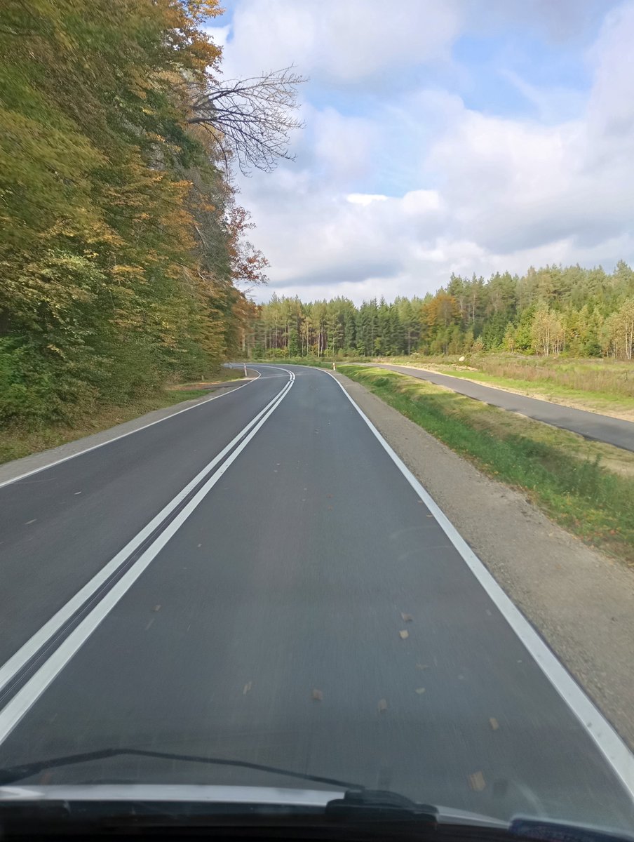 bapstylek's tweet photo. My, Hanysy, żeby oboczyć takie śliczności, muszymy jechać bez cołko Polska naszo kochano. Godom wom ludkowie roztomili, że u nos na czornym Ślunsku, zielyń je inakszo, szarawo, a życie niy takie spokojne, jak kaj indzi.
Terozki my som na Warmii, a we niydziela jadymy nad morze. https://t.co/hvxCIwp6zn
