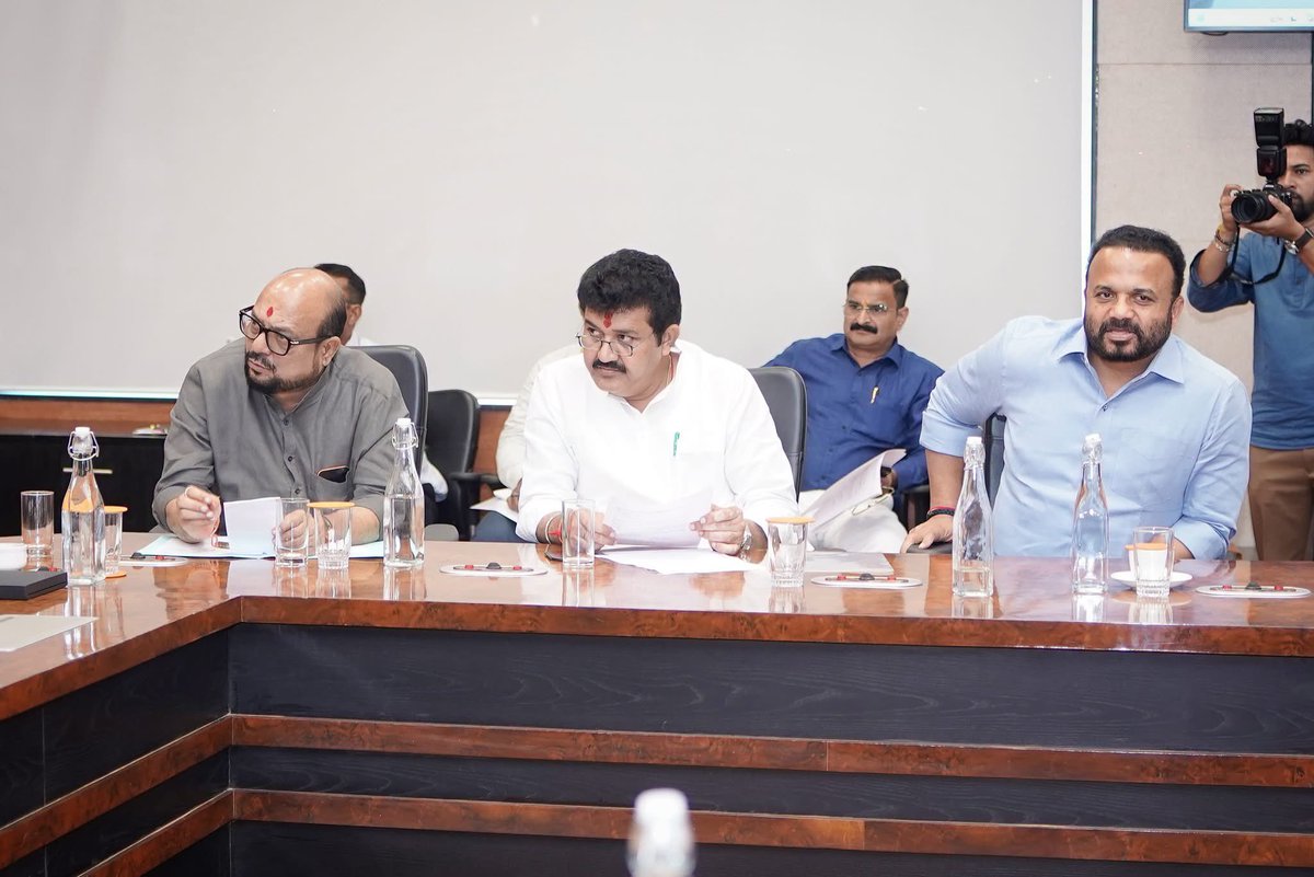 SanjayDRathods's tweet photo. आज मंत्रालयातील मंत्रिमंडळ सभागृहात राज्यातील दुष्काळजन्य परिस्थितीवर उपाययोजना सुचविणाऱ्या उपसमितीची बैठक मा. महसूल मंत्री चंद्रशेखर बावनकुळे यांच्या अध्यक्षतेखाली पार पडली.

या बैठकीत अपुऱ्या पावसामुळे राज्यभर निर्माण झालेल्या दुष्काळजन्य परिस्थितीचा सविस्त��� आढावा घेण्यात [1/4] https://t.co/SkvQDwTcQn