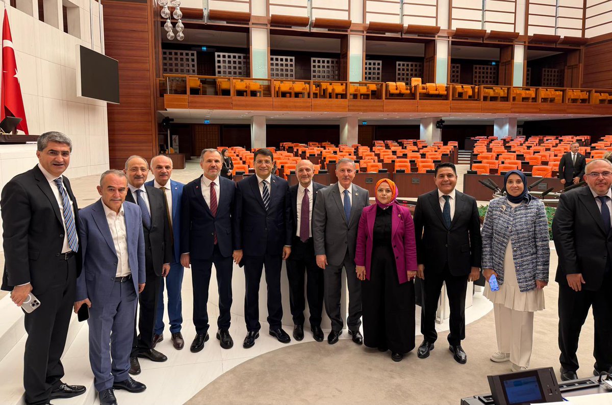 avbulentkaya's tweet photo. AKP Fon konuşulmasın diye meclisi kapatıp terketti. Boş AKP sıralarını Arka FON olarak değerlendirip millete ifşa ediyoruz ! https://t.co/Mb2iFz8mji