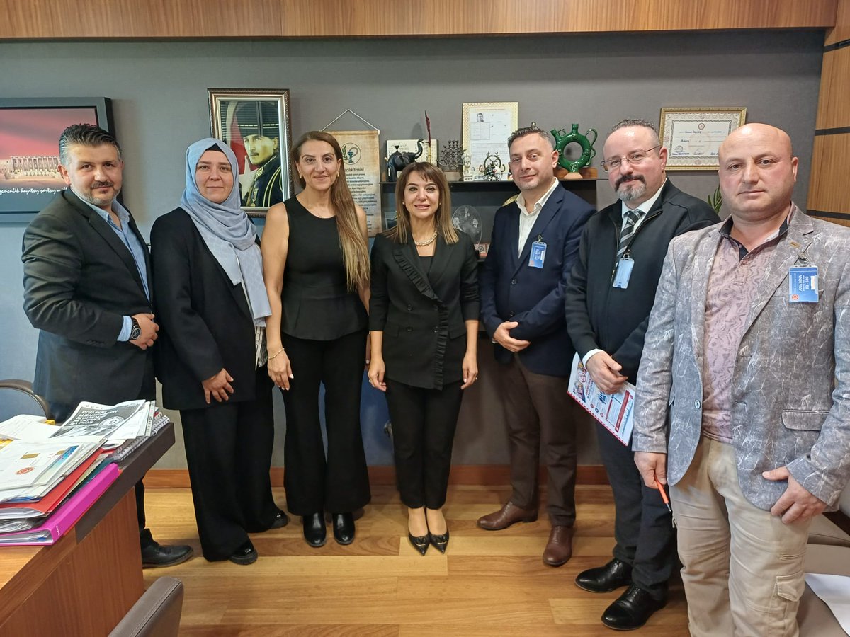 gamzetascier's tweet photo. Bugün TBMM’de, Kademeli Emeklilik Federasyonu temsilcilerini, EMEK-DER Başkanı Fatma Köseoğlu ve Yönetim Kurulu üyelerini, ayrıca Staj ve Çıraklık Sigortası Mağdurları Federasyonu adına Ankara Staj ve Çıraklık Mağdurları Derneği Başkanı Sebahattin Berçin’i ağırladık.

Yıllarca çalışan, prim ödeyen, üretime katılan milyonlarca yurttaşın sosyal güvenlik sisteminde yaşadığı mağduriyetler artık ertelenemez bir hal aldı. Aynı işte, aynı koşullarda çalışan insanlar arasında birkaç gün, birkaç ay ya da birkaç yıl nedeniyle oluşan büyük emeklilik farkları adil değil. Kademeli emeklilik talebi doğrudan bir sosyal adalet meselesidir. Kademeli emeklilik için hakkaniyetli ve adaletli bir geçiş modeli oluşturacağız.

Staj ve çıraklık dönemlerinde fiilen çalışan, işyerinde bulunan ve emeğiyle üretim sürecine katılan yurttaşlarımızın da yıllardır dile getirdiği mağduriyet görmezden gelinemez. Staj ve çıraklık sigortasının emeklilik başlangıcına etkisini yeniden ele alacak, ortaya çıkan hak kayıplarını giderecek kalıcı yasal düzenlemeyi mutlaka Meclis'in gündemine getireceğiz.

@KademeFed @EmekDerResmi @ETTDER1999
@CirakStajFed

#KademeMeydanda
#KademeMecliste
