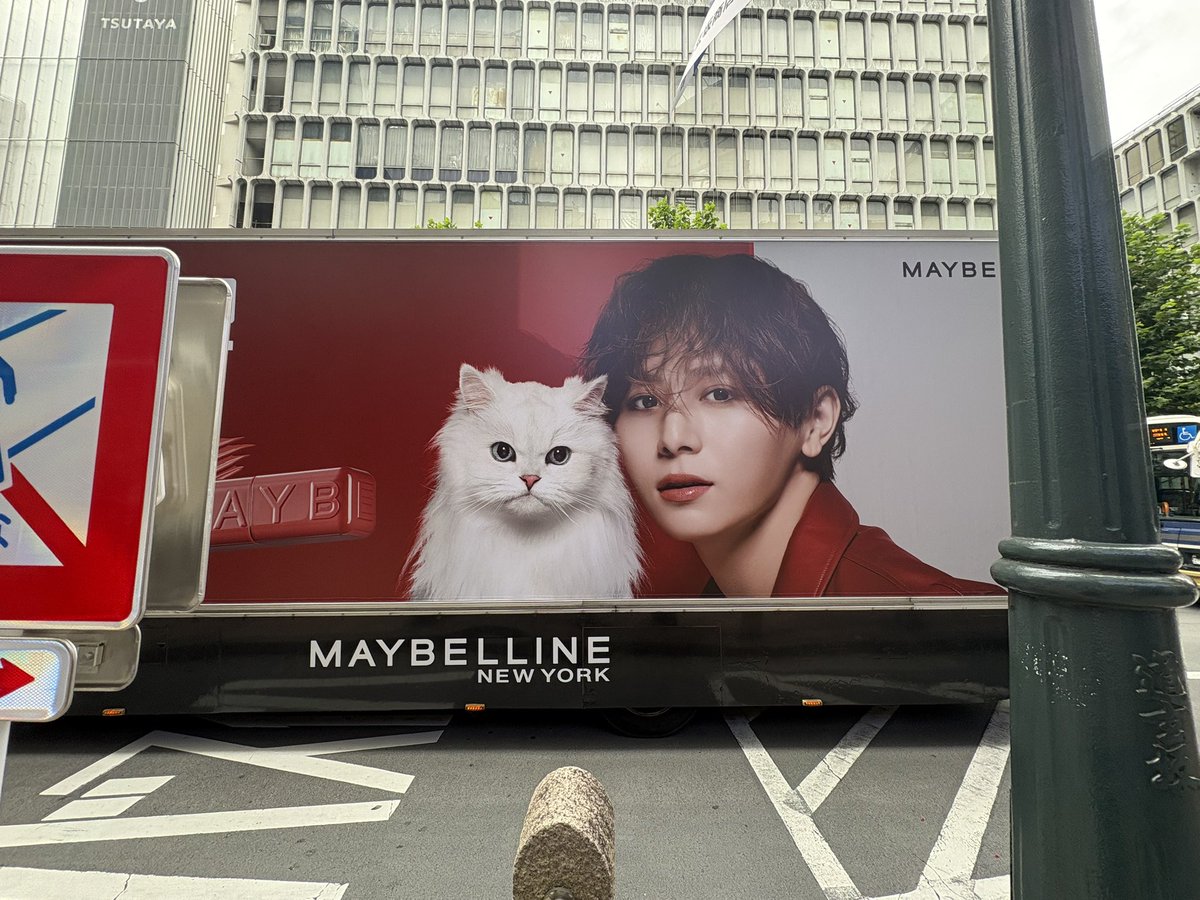 8rino7's tweet photo. 日曜日の渋谷。山田涼介くんのアドトラが、目の前で止まったから、写真撮って見た。
てか、めちゃくちゃ走っててビックリした！
先週も渋谷に行ったけど、海人くんのアドトラ、一回しか見掛けなかった。
しかもスマホかばんで、撮れなかったなぁー。 https://t.co/Zm6hV6PRNy