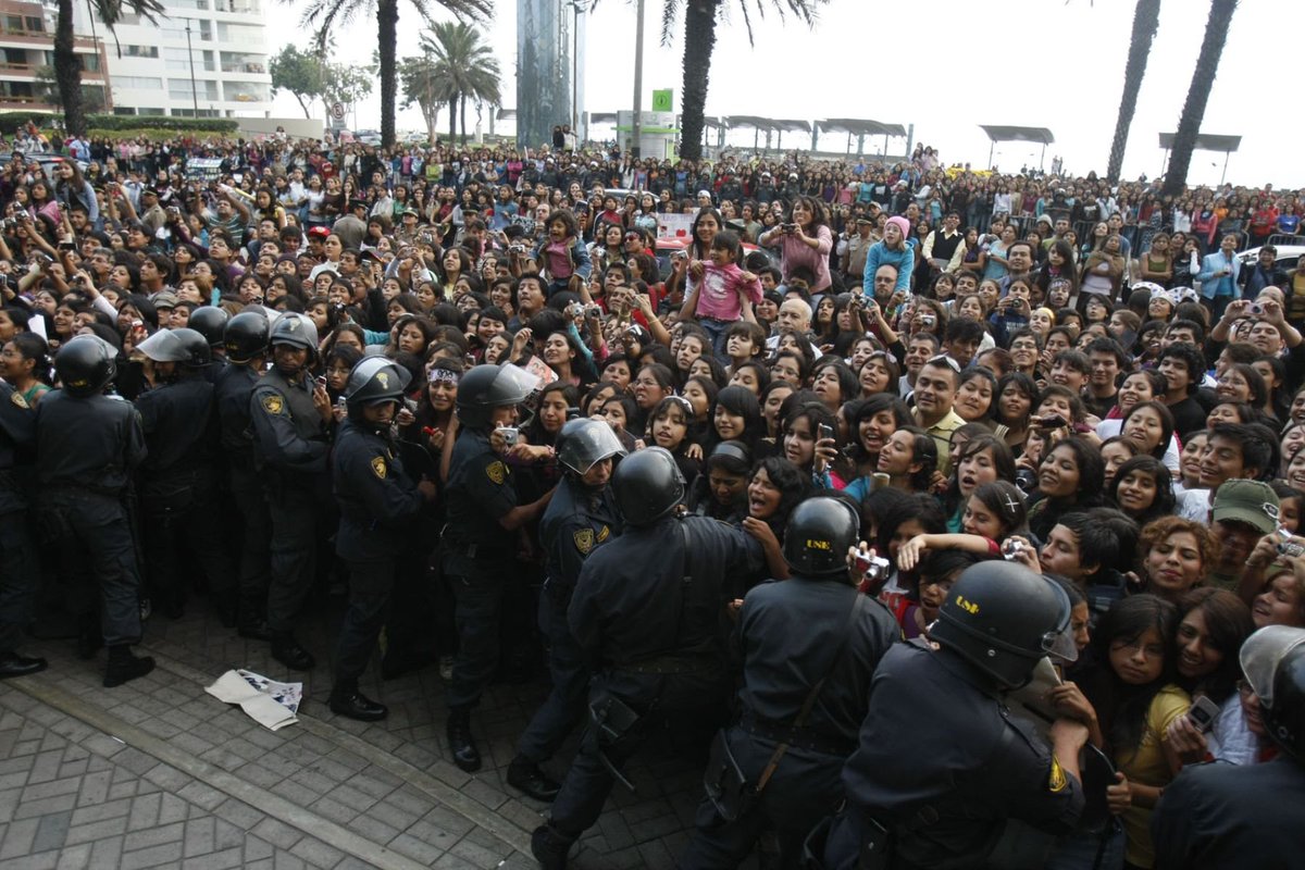 AlejVillalobos's tweet photo. Los Jonas Brothers saliendo a saludar a la multitud que fue a verlos al hotel (llenaron 2 días seguidos el Estadio Nacional) y volvieron 2 veces más años después. https://t.co/bQTAtXgEtt