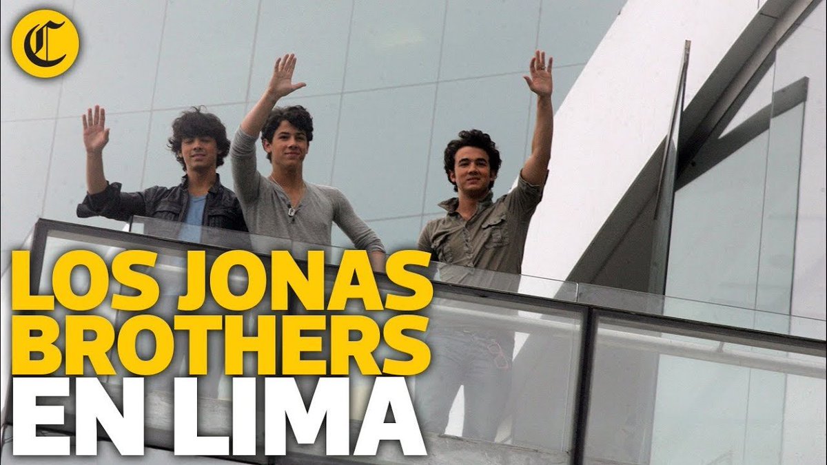 AlejVillalobos's tweet photo. Los Jonas Brothers saliendo a saludar a la multitud que fue a verlos al hotel (llenaron 2 días seguidos el Estadio Nacional) y volvieron 2 veces más años después. https://t.co/bQTAtXgEtt