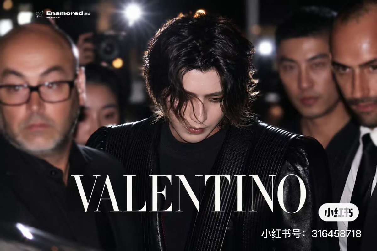ma0923bibi's tweet photo. Global icon KUN for Valentino! Acclaimed discography and incredible fashion charisma draw worldwide eyes!

KUN for Valentino in paris
#KUN #valentino #KUNxValentinoSS27 #ValentinoSS27 #ValentinoAntibiblioteca #PFW 
@kun_officialx @MaisonValentino https://t.co/I0ZQ6eCYjm