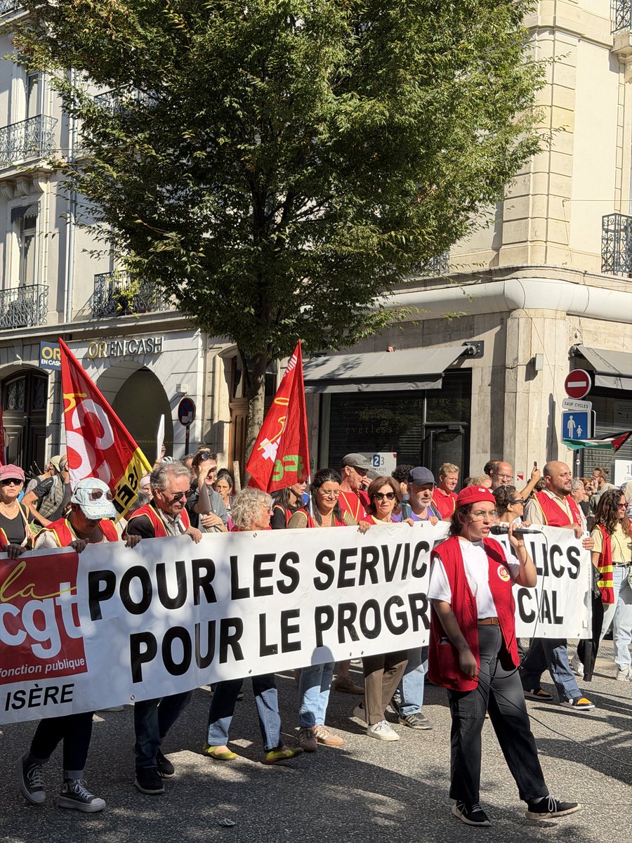 EricPiolle's tweet photo. À Grenoble, aux côtés des lycéen·nes, des étudiant·es et des syndicats mobilisés pour défendre le service public et des conditions d’éducation dignes ! https://t.co/NbDv8YxhEo