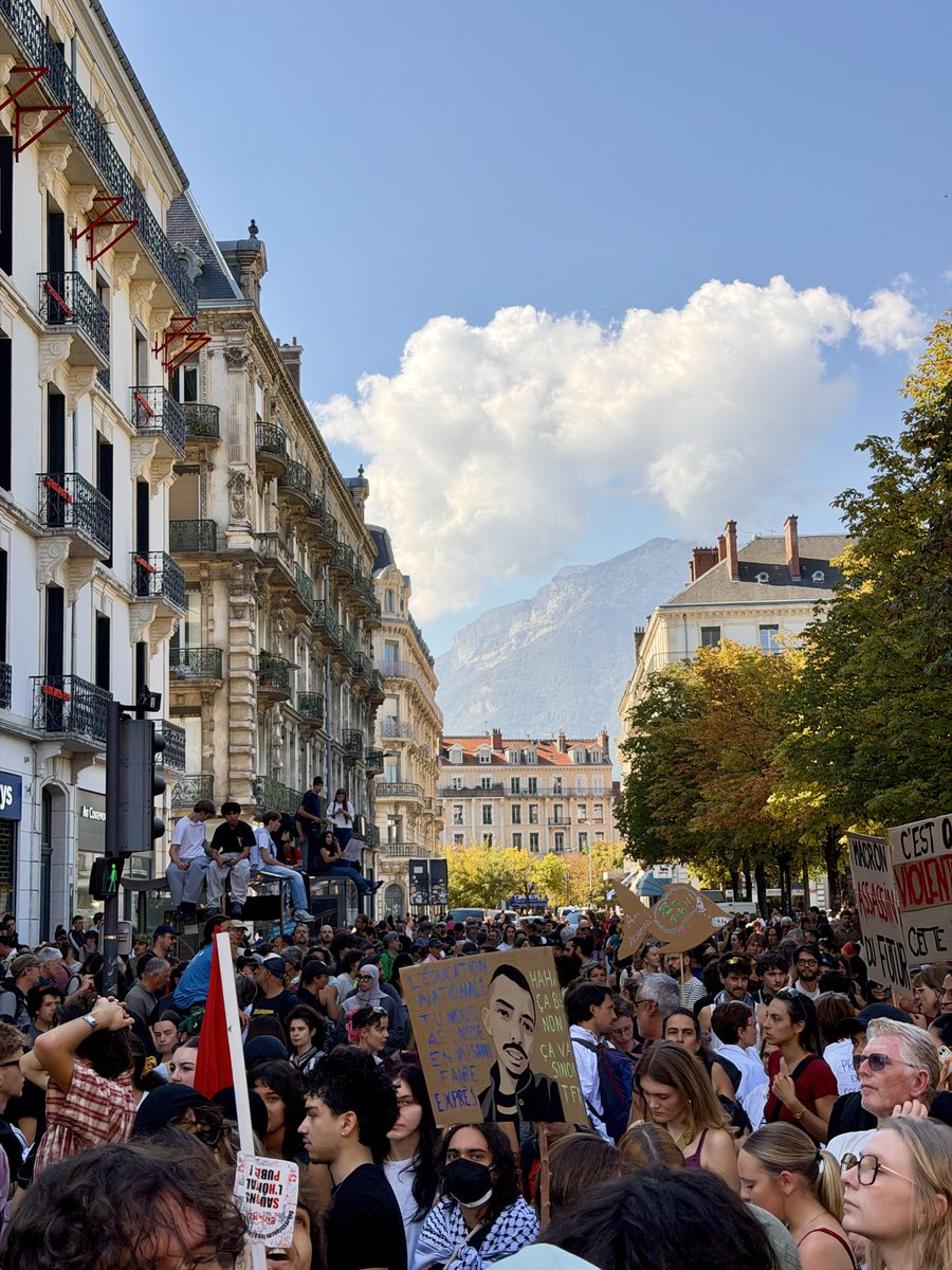 EricPiolle's tweet photo. À Grenoble, aux côtés des lycéen·nes, des étudiant·es et des syndicats mobilisés pour défendre le service public et des conditions d’éducation dignes ! https://t.co/NbDv8YxhEo