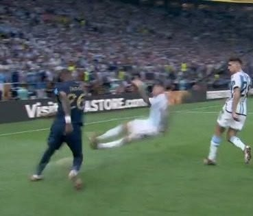 Habemusfutbol10's tweet photo. Estaba buscando una foto de Messi y me apareció esta del Cuti jaja hermano como vas a ir así en una final del mundo estas completamente enfermo https://t.co/bz6IDIOu7Q