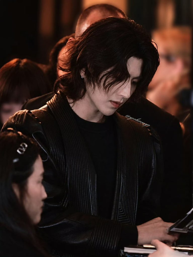ma0923bibi's tweet photo. Prolific music artist KUN lights Valentino night. Musical creativity and fashion flair work in perfect harmony!

KUN for Valentino in paris
#KUN #valentino #KUNxValentinoSS27 #ValentinoSS27 #ValentinoAntibiblioteca #PFW 
@kun_officialx @MaisonValentino https://t.co/NyzL6daPnN