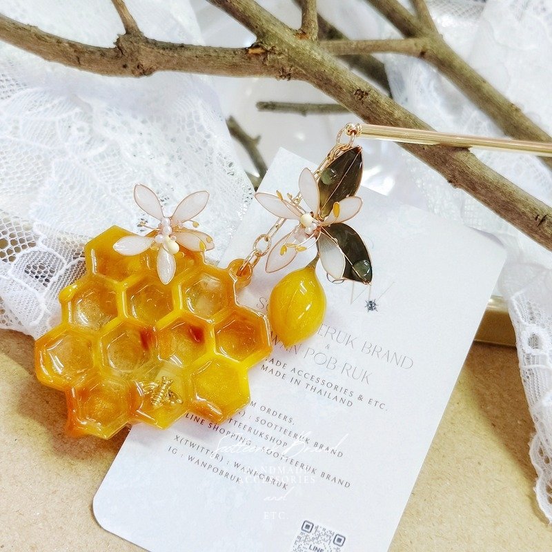 SootteerukB's tweet photo. NO.49 ปิ่นปักผม Honey Lemon
ขนาด : ขาปิ่นยาว 13 cm ชิ้นงานยาว 8.5 cm
Material : Wire UV resin / 14K gold plated
#HandmadeAccessories

ราคา 1,050.- บาท ส่งฟรี 
💳 บัตรเครดิต *ชาร์จ 2%+VAT*
สนใจเมนชั่น "จอง/จ/CF/F" มาได้เลยนะคะ https://t.co/APwl8LN15l
