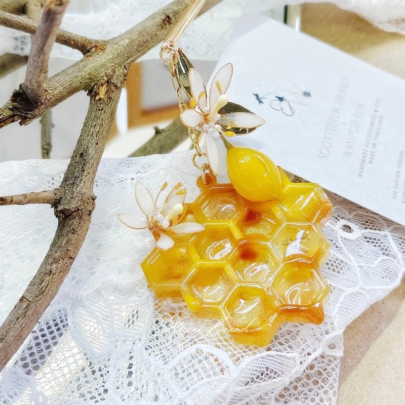 SootteerukB's tweet photo. NO.49 ปิ่นปักผม Honey Lemon
ขนาด : ขาปิ่นยาว 13 cm ชิ้นงานยาว 8.5 cm
Material : Wire UV resin / 14K gold plated
#HandmadeAccessories

ราคา 1,050.- บาท ส่งฟรี 
💳 บัตรเครดิต *ชาร์จ 2%+VAT*
สนใจเมนชั่น "จอง/จ/CF/F" มาได้เลยนะคะ https://t.co/APwl8LN15l