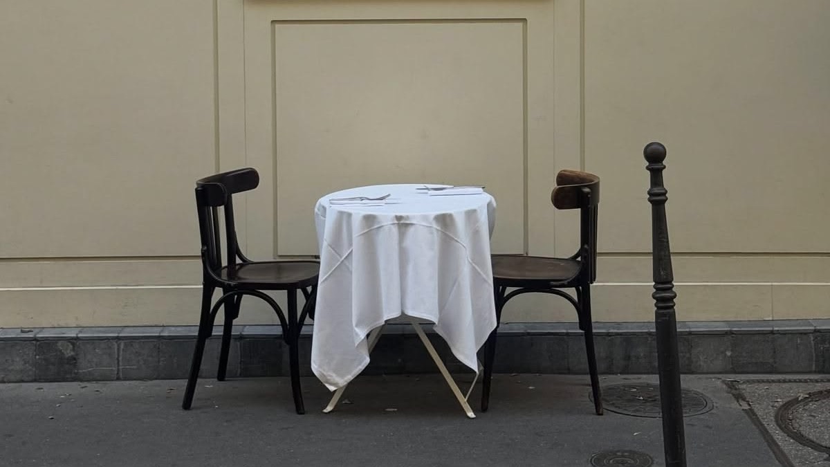 trxctatus's tweet photo. Perhaps a café is nothing more than this: a room full of lives briefly overlapping, each of us believing ourselves to be alone. https://t.co/tPKxWAh33k