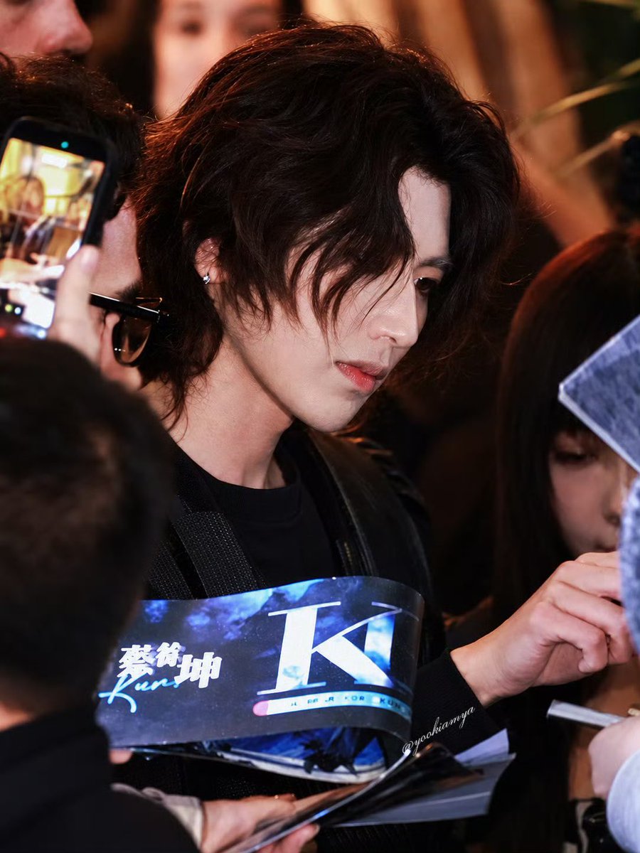 ma0923bibi's tweet photo. As a talented music producer, KUN presents impeccable fashion aesthetics at the Valentino show!

KUN for Valentino in paris
#KUN #valentino #KUNxValentinoSS27 #ValentinoSS27 #ValentinoAntibiblioteca #PFW 
@kun_officialx @MaisonValentino https://t.co/enaACZj5wi
