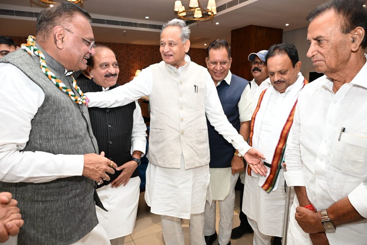 avinashpandeinc's tweet photo. गत दिवस मेरी जयपुर यात्रा पर पूर्व मुख्यमंत्री श्री अशोक गहलोत जी के स्नेहपूर्ण आतिथ्य में आयोजित स्नेह भोज में कॉंग्रेस के वरिष्ठ नेताओं और कॉंग्रेस परिवार के साथियों से बेहद आत्मीय और यादगार मुलाकात हुई । अशोक गहलोत जी के स्नेह एवं सम्मान के लिए हृदय से आभार व् धन्यवाद ।

मेरे राजस्थान प्रभार की 14 अगस्त 2020 की अंतिम यात्रा के लंबे अन्तराल बाद राजस्थान कांग्रेस के अपने पुराने साथियों और वरिष्ठ नेताओं से मिलना मेरे लिए एक बेहद भावुक और आत्मीय पल रहे । इन सभी साथियों के साथ वर्षों के राजनीतिक संघर्ष, संगठनात्मक कार्य और आत्मीय रिश्तों की अनगिनत स्मृतियां मुझ से जुड़ी हैं।

राहुल गांधी जी के नेतृत्व को लेकर साथियों का जोश, विश्वास और प्रतिबद्धता उल्लेखनीय रही। लोकतंत्र, संविधान और सामाजिक न्याय की लड़ाई को आगे बढ़ाने वाली उनकी सोच आज कांग्रेस की बड़ी ताकत है। राजस्थान में संगठन की सक्रियता और जनता के बीच सकारात्मक माहौल के अनुभव साझा हुए। राहुल गांधी जी की निर्णायक भूमिका के विश्वास के साथ कांग्रेसजन पूरी प्रतिबद्धता और आत्मविश्वास से जनता के बीच हैं।

इस अवसर पर राजस्थान प्रदेश कांग्रेस कमेटी के अध्यक्ष श्री गोविंद सिंह डोटासरा जी, नेता प्रतिपक्ष श्री टीकाराम जूली जी, वरिष्ठ कांग्रेस नेता एवं पूर्व विधानसभा अध्यक्ष डॉ. सी.पी. जोशी जी सहित अनेक वरिष्ठ नेता एवं कॉंग्रेस  के साथियों का सुखद साथ रहा। सभी वरिष्ठ नेताओं से आत्मीय चर्चा में राजस्थान और देश के राजनीतिक हालात, कांग्रेस संगठन को और मजबूत करने तथा कार्यकर्ताओं को नई ऊर्जा के साथ आगे बढ़ाने पर सार्थक संवाद हुआ। 

इन्हीं आत्मीय रिश्तों और साझा संकल्प के साथ आगे भी मिलकर कांग्रेस को और मजबूत करने का प्रयास जारी रहेगा।