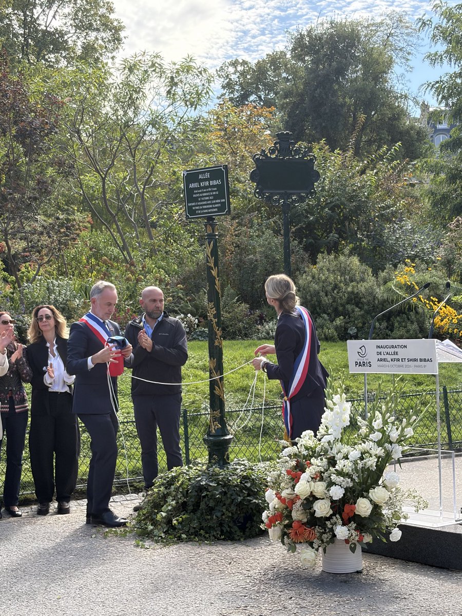 VAjzenbergLevy's tweet photo. Kfir, Ariel et Shiri Bibas otages du #7octobre2023  ont été arrachés à la vie. Au Parc Monceau dans ce jardin où les rires des enfants résonnent, une allée leur est dédiée pour que leur souvenir reste gravé à jamais.
Présente au nom de @datirachida à ce moment de profonde émotion https://t.co/GthtIvrYtS