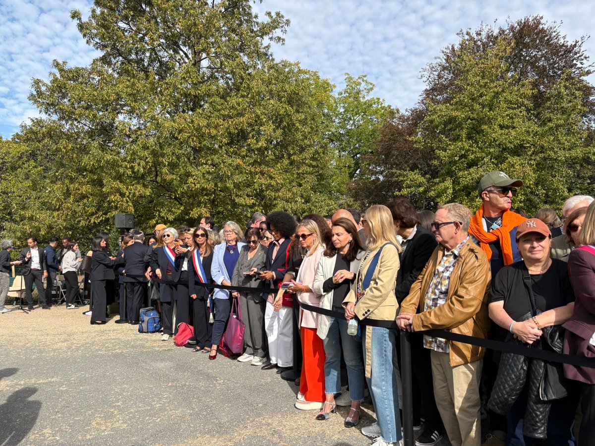 VAjzenbergLevy's tweet photo. Kfir, Ariel et Shiri Bibas otages du #7octobre2023  ont été arrachés à la vie. Au Parc Monceau dans ce jardin où les rires des enfants résonnent, une allée leur est dédiée pour que leur souvenir reste gravé à jamais.
Présente au nom de @datirachida à ce moment de profonde émotion https://t.co/GthtIvrYtS