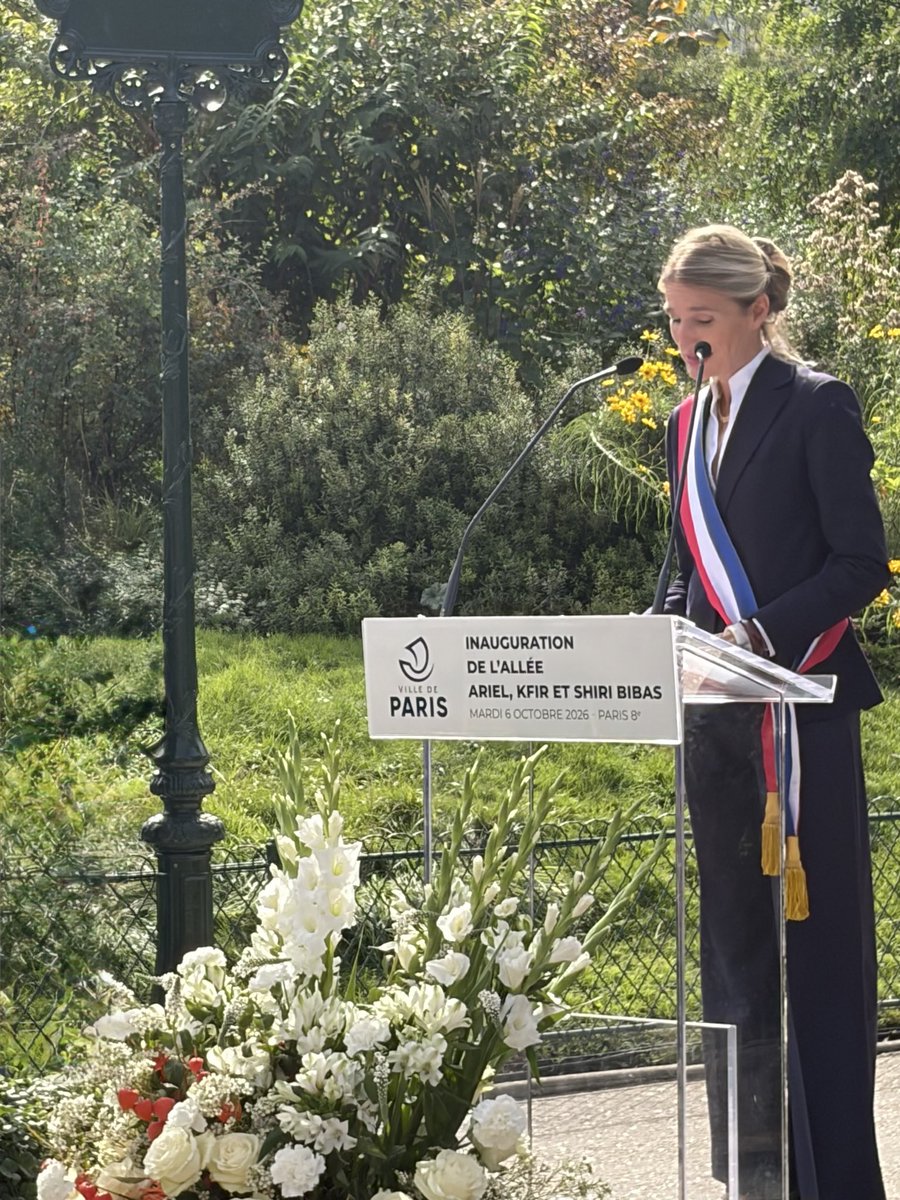 VAjzenbergLevy's tweet photo. Kfir, Ariel et Shiri Bibas otages du #7octobre2023  ont été arrachés à la vie. Au Parc Monceau dans ce jardin où les rires des enfants résonnent, une allée leur est dédiée pour que leur souvenir reste gravé à jamais.
Présente au nom de @datirachida à ce moment de profonde émotion https://t.co/GthtIvrYtS