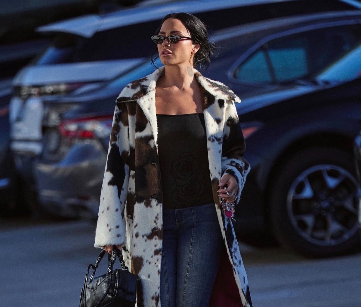 LovatoHub's tweet photo. Demi Lovato looks stunning wearing Desigual 🤍🖤 https://t.co/2Aivt8EwZc
