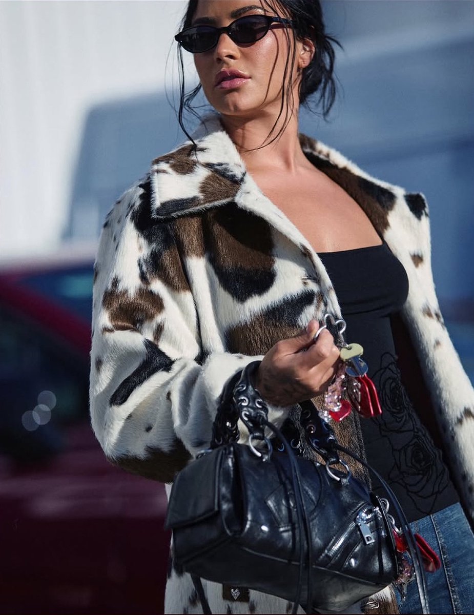 LovatoHub's tweet photo. Demi Lovato looks stunning wearing Desigual 🤍🖤 https://t.co/2Aivt8EwZc
