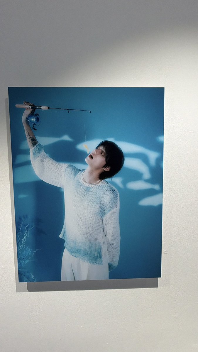 atinych's tweet photo. 쫌많이 늦은 전시회 후기: 일단 1층은 폴라로이드랑 멤버별 영상있어서 차분히 끝까지 다 눈으로 담고 md구경하고 향수도 시향해봄 2층 배모형보고 1차울컥🥺 이제 3층이 눈물 광광존임 사진도 다 너무 예쁨 영상보면서 2차,3차 울컥😭 과거랑 현재 대비해서 보여주는데가 진짜 너무 울컥함 암튼 추천 https://t.co/ddJOBtGK4Q